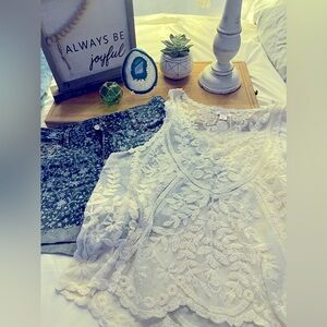 This is a cute jean short & lace flowing top.